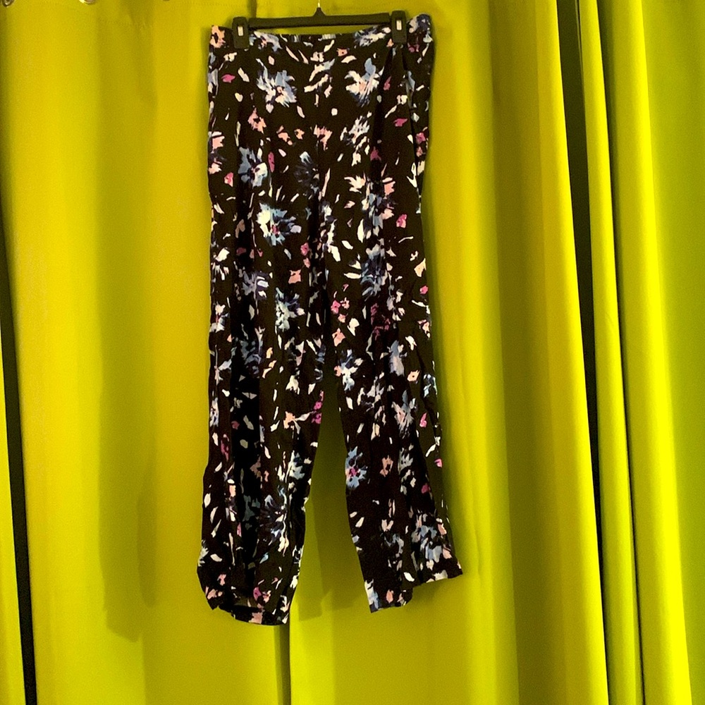 Lightweight pants with a multicolored pattern. Great for spring and summer!
